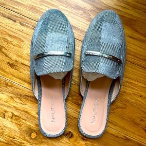 Náutica slides. Gray and white. Size 6